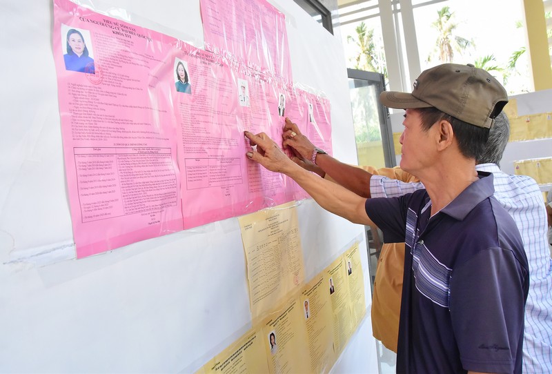 Cử tri Lê Văn Hai tìm hiểu tiểu sử các ứng cử viên đại biểu Quốc hội khoá XVI.
