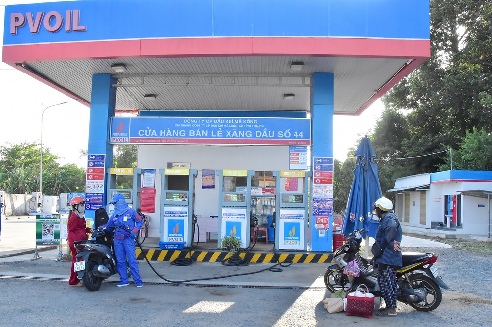 Hoạt động mua bán xăng dầu tại một cửa hàng ở địa bàn xã Hưng Mỹ diễn ra bình thường.