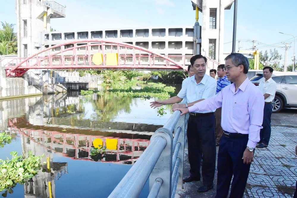 Phó Chủ tịch UBND tỉnh- Châu Văn Hòa  (bên phải) kiểm tra tuyến kênh 3 Tháng 2.