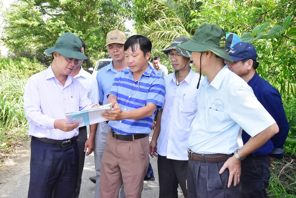 Phó Chủ tịch UBND tỉnh- Châu Văn Hòa (bên trái) kiểm tra vị trí các công trình thủy lợi trên bản đồ khu vực.


