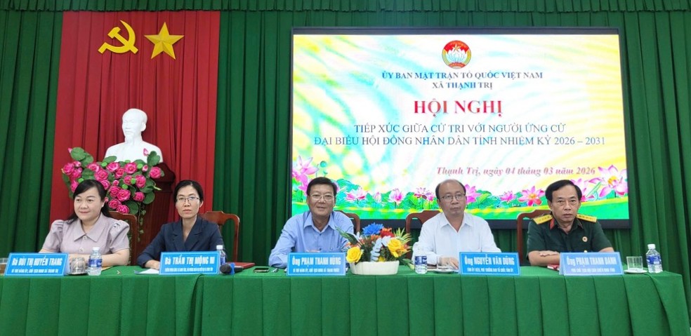 Các ứng cử viên đơn vị bầu cử số 23 tiếp xúc cử tri xã Thạnh Phước. Ảnh: M. Nhân.