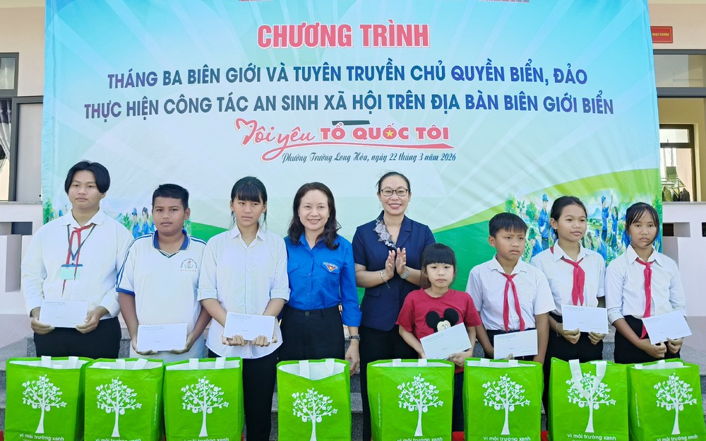 Lãnh đạo Văn phòng UBND tỉnh Vĩnh Long, Tây Ninh tặng học bổng và quà cho học sinh.