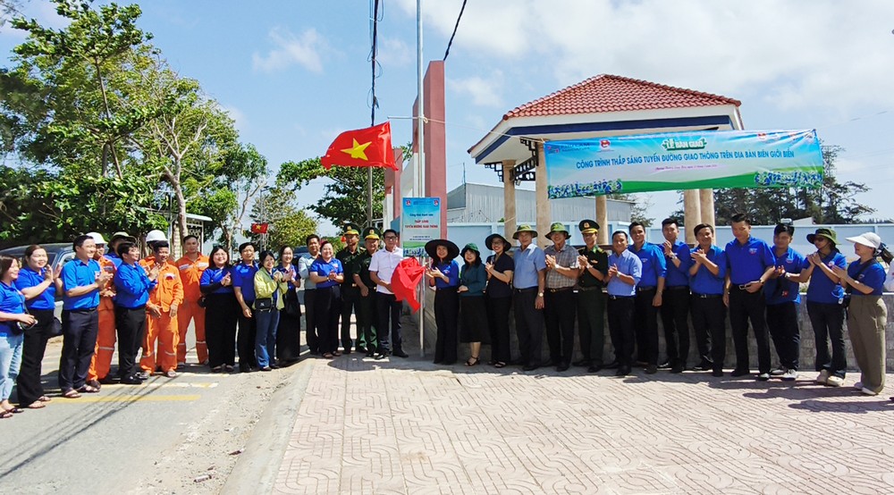 Đại biểu thực hiện nghi thức khánh thành công trình “Thắp sáng tuyến đường nông thôn” và “Đường cờ Tổ quốc”.
