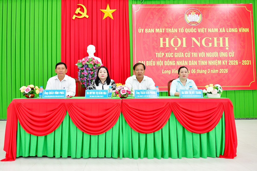 Người ứng cử đại biểu HĐND tỉnh (đơn vị bầu cử số 14) tiếp xúc cử tri xã Long Vĩnh.