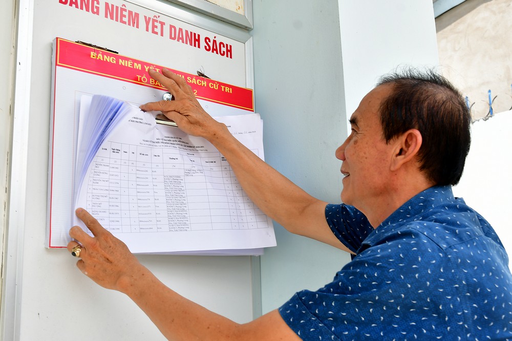 Quanh các khu vực bỏ phiếu, danh sách cử tri cũng được niêm yết từ nhiều ngày qua.