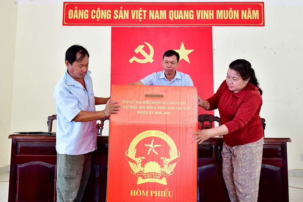 Sau khi nhận được thùng phiếu, nhiều tổ bầu cử tiến hành kiểm tra, vận hành thử.