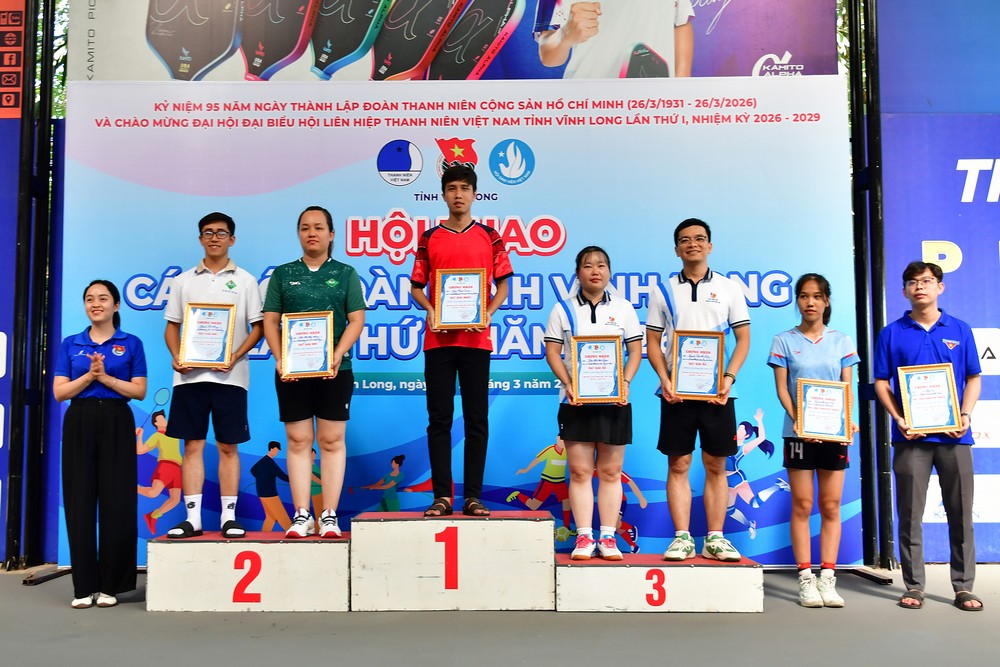 Chị Ngô Hồ Thanh Vy- Phó Trưởng ban Công tác đoàn và Thanh thiếu nhi tỉnh trao giải ở nội dung đôi nam nữ môn cầu lông.