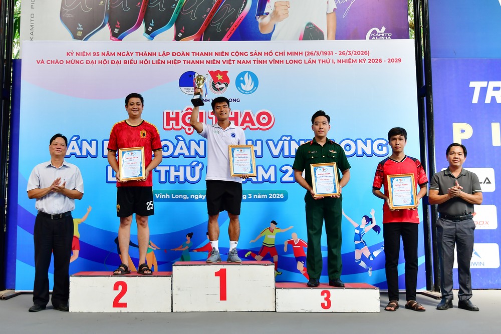 Lãnh đạo Ban Tuyên giáo và Dân vận Tỉnh ủy và Hội Doanh nhân trẻ của tỉnh trao giải ở môn bóng đá mi-ni nam.