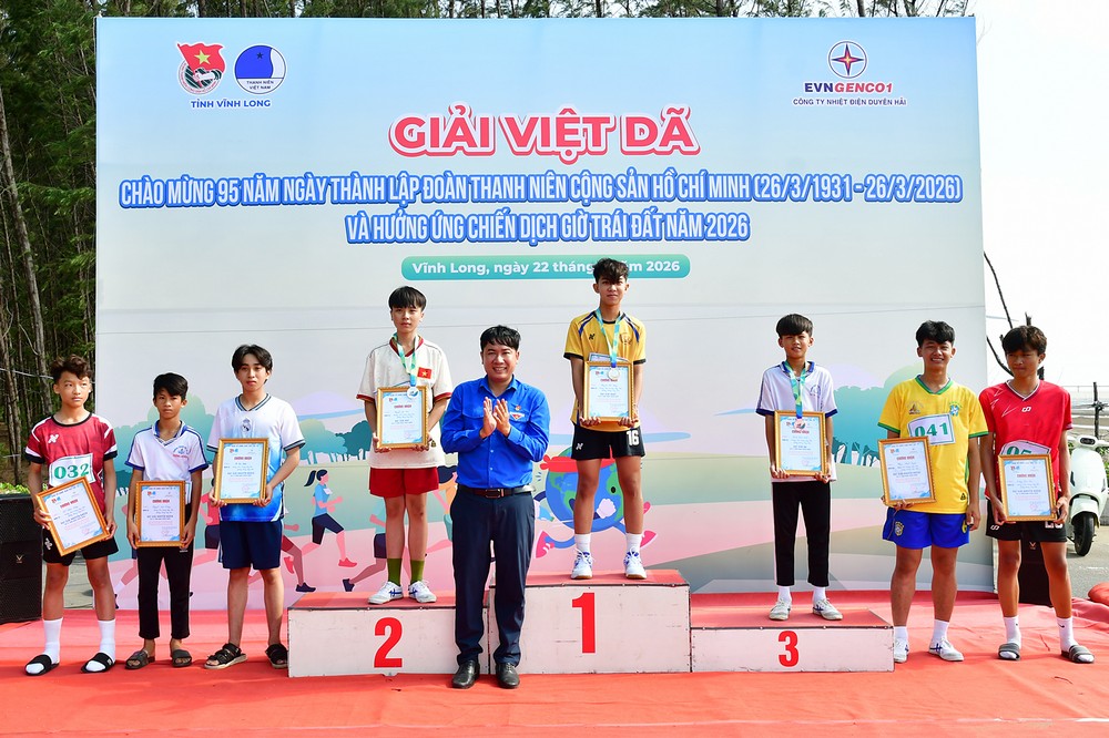 Anh Trần Kim Phẳng- Ủy viên Ban Thường vụ Tỉnh Đoàn, Phó Trưởng ban Công tác đoàn và Thanh thiếu nhi tỉnh trao giải nội dung nam thiếu niên.

