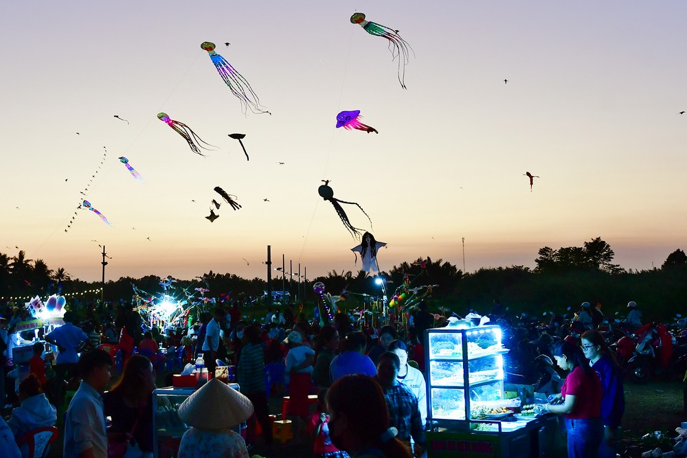 Bên cạnh, hoạt động thả diều còn kéo theo nhiều dịch vụ ăn uống, giải khát tạo thu nhập cho một số người kinh doanh.