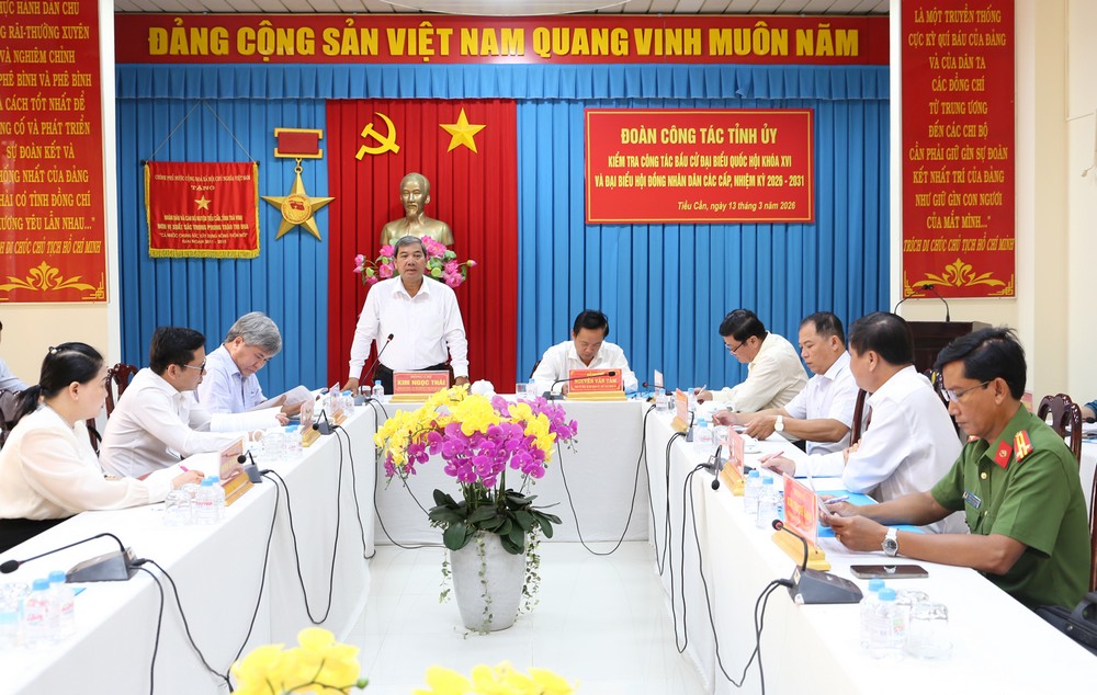 Đồng chí Kim Ngọc Thái phát biểu tại buổi làm việc với xã Tiểu Cần.