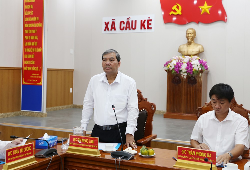 Đồng chí Kim Ngọc Thái phát biểu tại buổi làm việc với xã Cầu Kè.