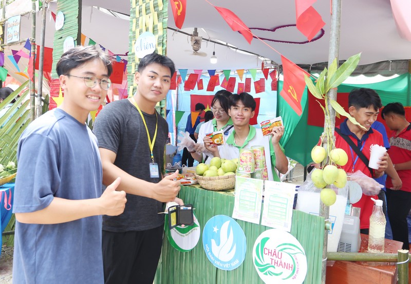 Hoạt động bán hàng được nhiều tiểu trại triển khai từ trưa 21/3.