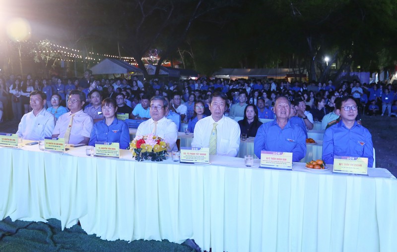 Đại biểu dự chương trình.