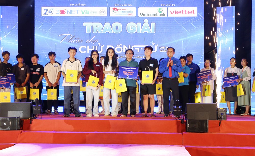 Các nhóm tham gia phiên chợ Chử Đồng Tử đạt thành tích cao được khen thưởng.