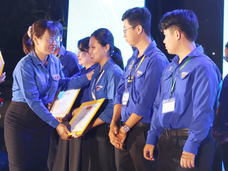 Chị Nguyễn Thị Cẩm Hương- Phó Bí thư Tỉnh Đoàn trao giấy khen tuyên dương “Cán bộ Đoàn - Hội tiêu biểu năm 2025”.