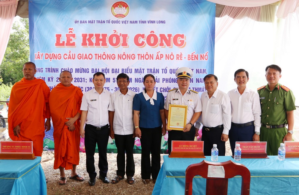 Đồng chí Nguyễn Thị Tuấn Thanh- Phó Chủ tịch Ủy ban MTTQ Việt Nam tỉnh trao thư cảm ơn đại diện Binh đoàn 20 đã hỗ trợ kinh phí xây dựng cầu.