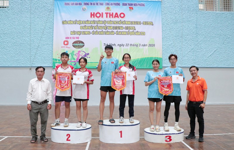 Ban Tổ chức trao giải môn chạy tiếp sức.