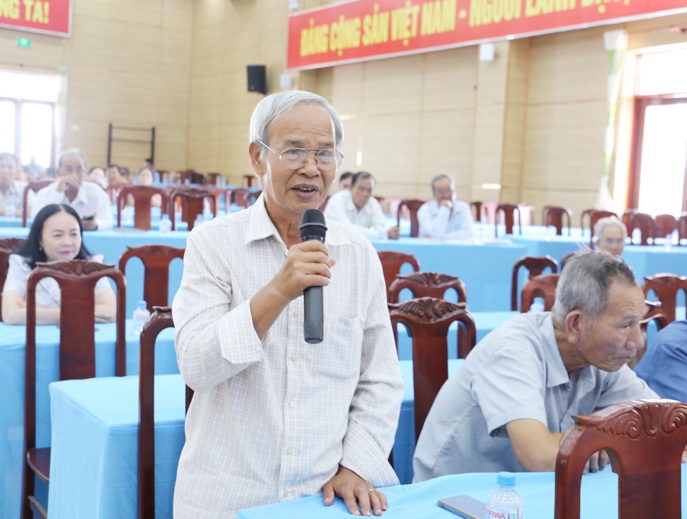 Cử tri Nguyễn Văn Ngó-  Khóm 1, phường Duyên Hải phát biểu tại buổi tiếp xúc cử tri.