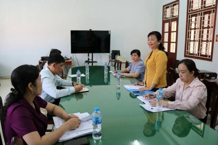 Phó Chủ tịch HĐND tỉnh Lê Thị Thuý Kiều kiểm tra công tác bầu cử tại xã Giồng Trôm, Hưng Nhượng và Phước Long