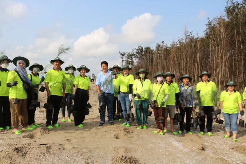 Các lực lượng tham gia trồng cây tại chương trình.