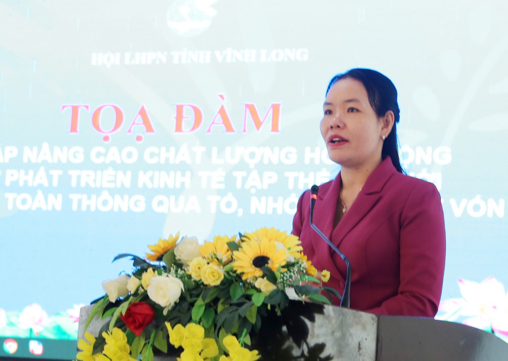 Đồng chí Trịnh Thị Phương- Phó Chủ tịch Thường trực Hội LHPN tỉnh phát biểu tại buổi tọa đàm.