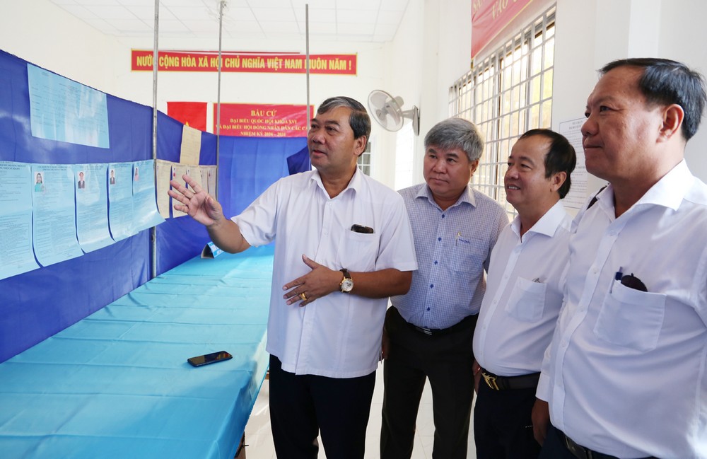 Đồng chí Kim Ngọc Thái kiểm tra thực tế khu vực bỏ phiếu tại ấp Chợ, xã Đại An.