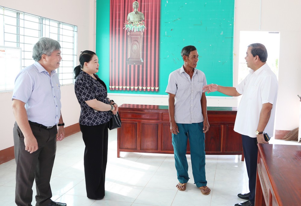 Đồng chí Kim Ngọc Thái (bên phải) kiểm tra thực tế tại khu vực bỏ phiếu ấp Vàm Ray A, xã Hàm Giang.