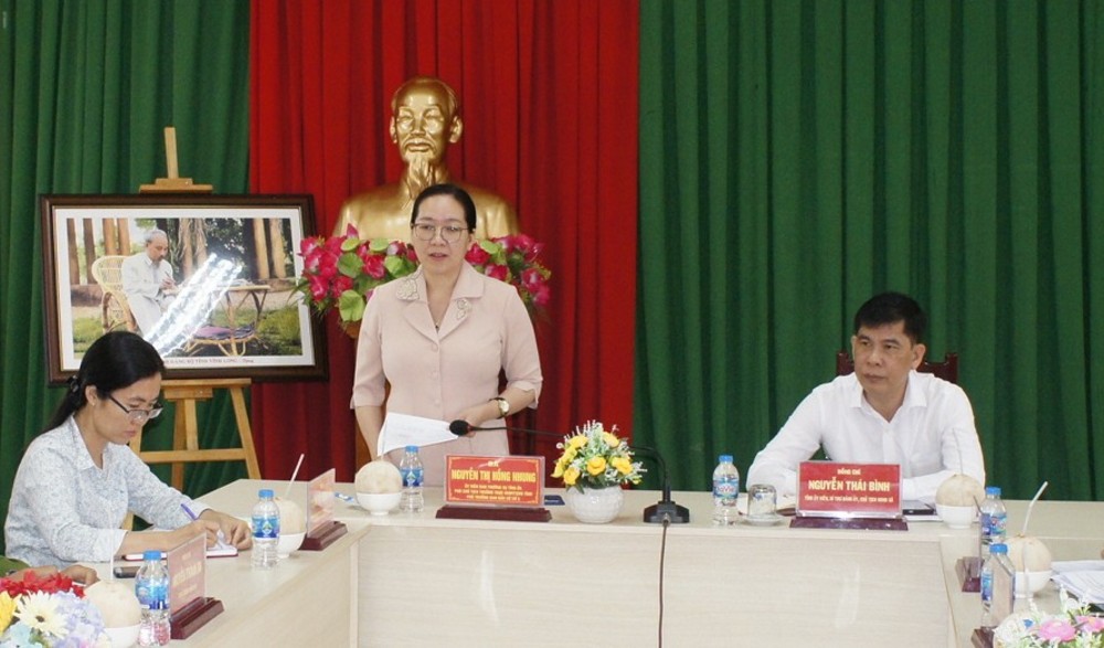 Đồng chí Nguyễn Thị Hồng Nhung phát biểu tại buổi làm việc với xã Giồng Trôm.