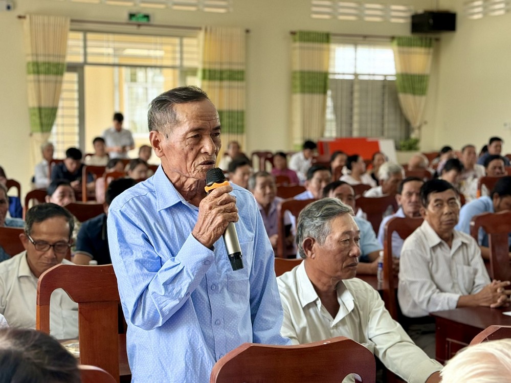 Cử tri xã Bảo Thạnh nêu ý kiến, nguyện vọng.