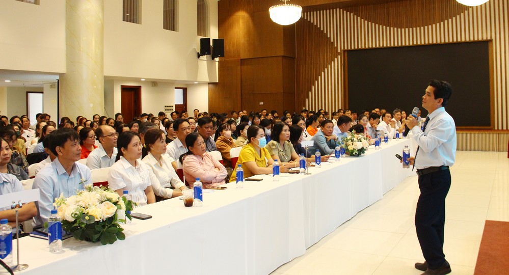 Chuyên gia trình bày nội dung tập huấn về dinh dưỡng hợp lý và xây dựng khẩu phần ăn học đường cho trẻ mầm non, học sinh tiểu học.