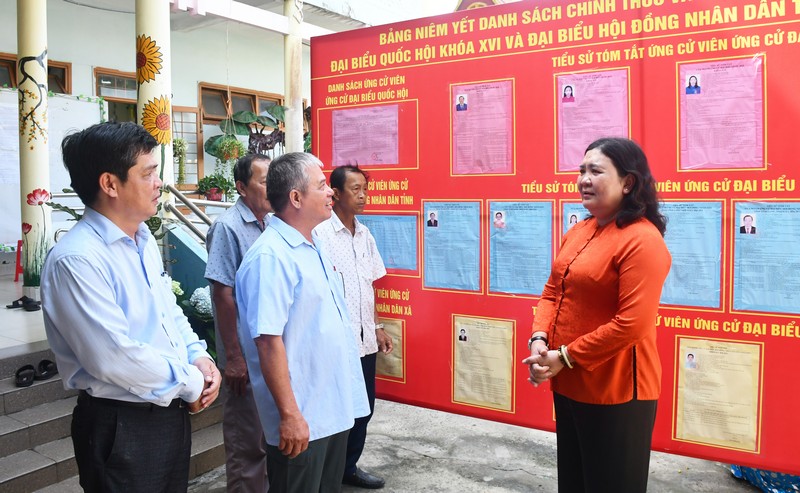 Đồng chí Hồ Thị Hoàng Yến - Ủy viên Ban Chấp hành Trung ương Đảng, Phó Bí thư Thường trực Tỉnh ủy Vĩnh Long kiểm tra khu vực bỏ phiếu tại ấp Quới Hòa Đông.