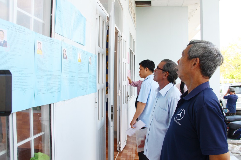 Cử tri xem thông tin ứng cử viên.