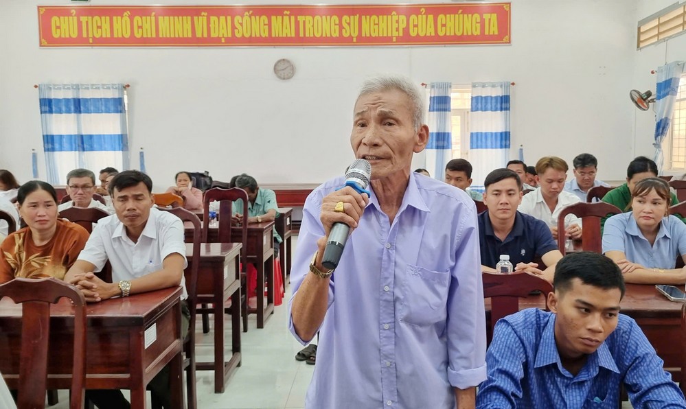 
Cử tri xã Tam Ngãi phát biểu ý kiến với hội nghị.