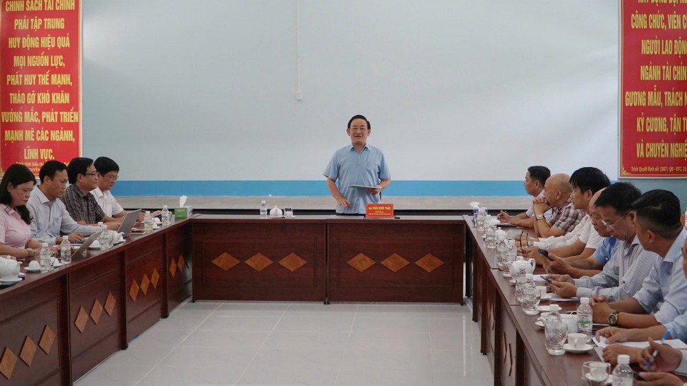 Đồng chí Trần Quốc Tuấn - Ủy viên Ban Thường vụ Tỉnh ủy, Giám đốc Sở Công Thương chủ trì cuộc họp.