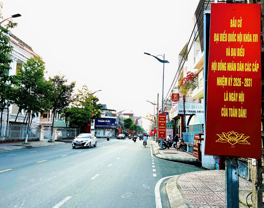 Các tuyến đường rực rỡ cờ hoa, băng rôn tuyên truyền cho ngày bầu cử.