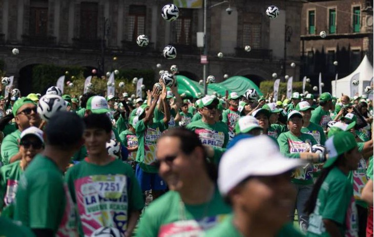 Mexico lập kỷ lục Guinness thế giới về lớp học bóng đá lớn nhất lịch sử - Ảnh: Reuters

