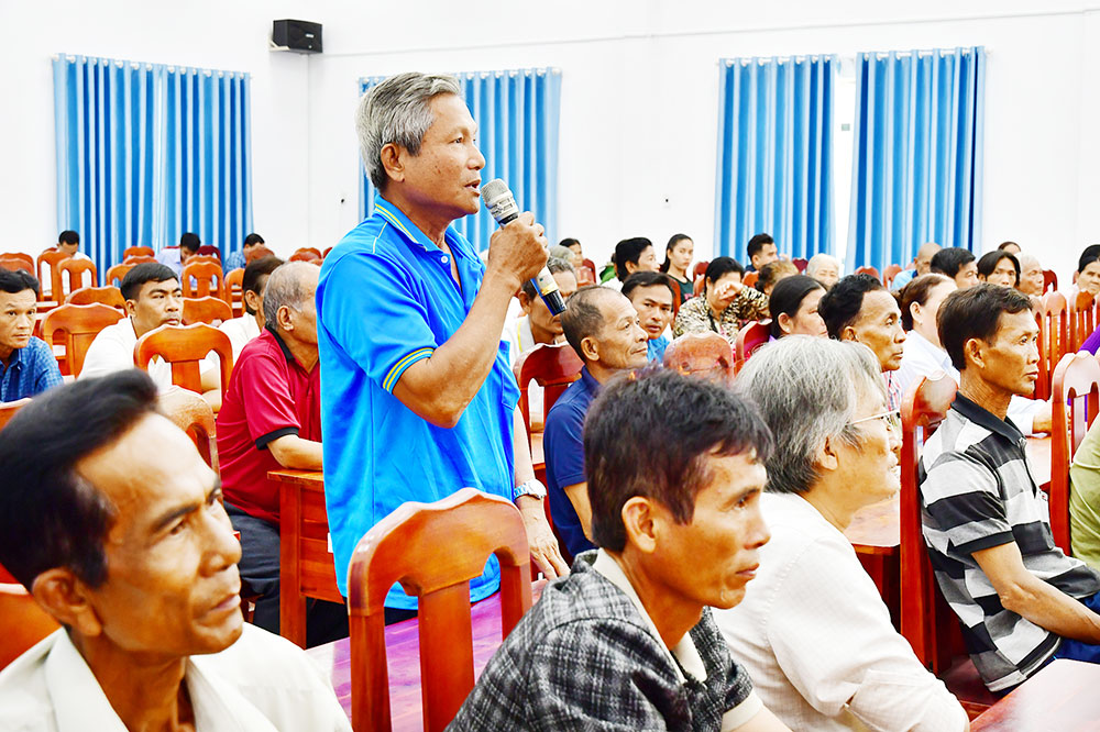 Cử tri Diệp Văn Sứ (ấp Giồng Lớn, xã Cầu Kè) bày tỏ nguyện vọng với các ứng cử viên đại biểu HĐND tỉnh đơn vị bầu cử số 10.