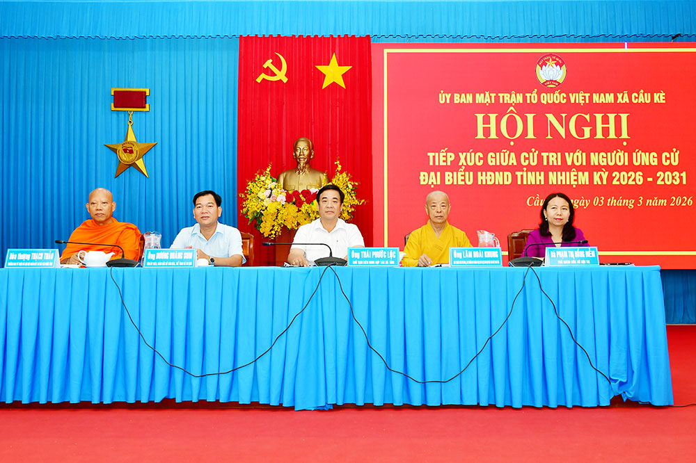 Những người ứng cử đại biểu HĐND tỉnh nhiệm kỳ 2026 - 2031 tại đơn vị bầu cử số 10 trong buổi tiếp xúc cử tri xã Cầu Kè.

