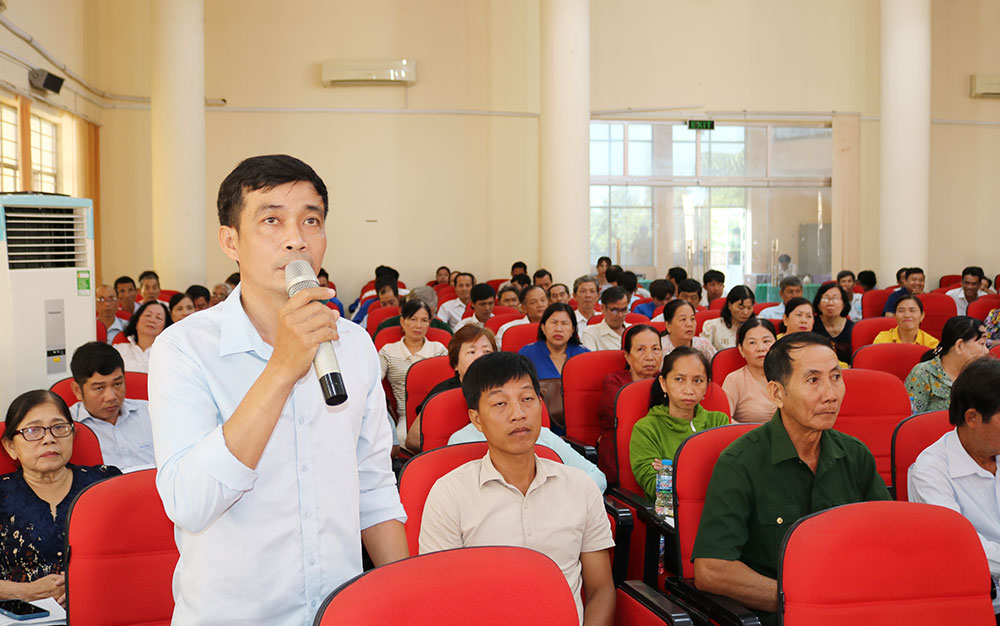 Cử tri tham dự tiếp xúc với người ứng cử Đại biểu Quốc hội tại xã Chợ Lách.