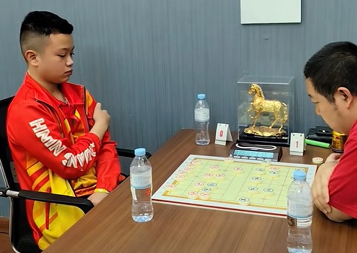 Chu Đức Huy (trái) trong trận đấu với Vương Hạo vào chiều 8-3 - Ảnh: TLKĐ

