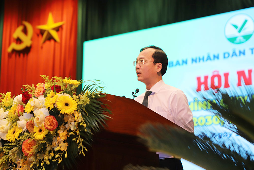 Phó Bí thư Tỉnh ủy, Chủ tịch UBND tỉnh Trần Trí Quang phát biểu tại hội nghị.