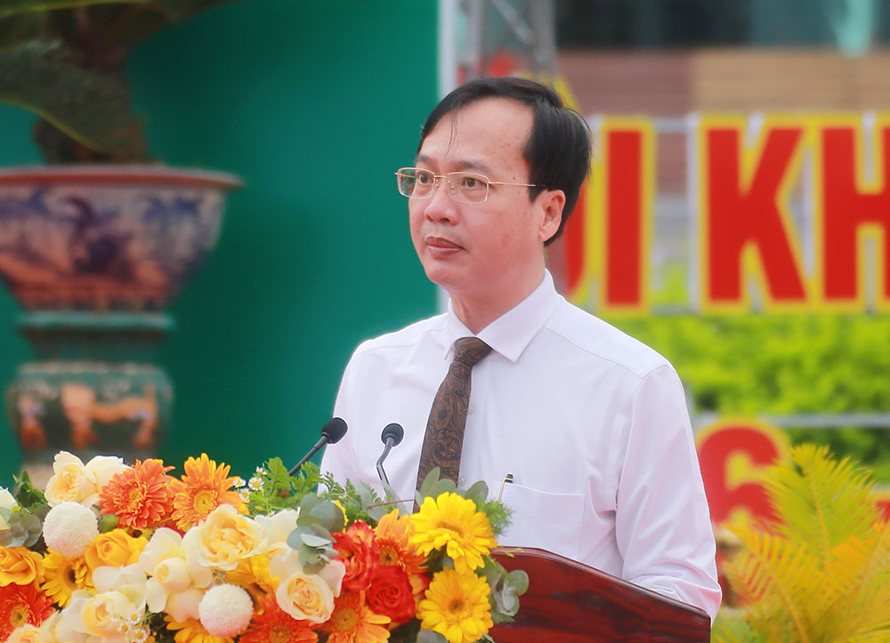 Đồng chí Trần Trí Quang- Phó Bí thư Tỉnh ủy, Chủ tịch UBND tỉnh, Chủ tịch Hội đồng Nghĩa vụ quân sự tỉnh phát biểu tại lễ giao, nhận quân.