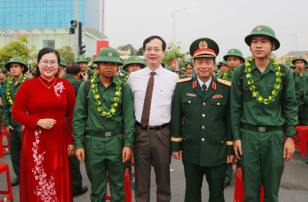 Lãnh đạo tỉnh gặp gỡ, động viên tân binh.