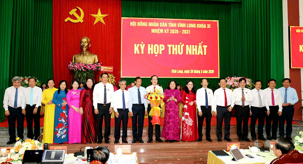 Đồng chí Hồ Thị Hoàng Yến - Ủy viên Ban Chấp hành Trung ương Đảng, Phó Bí thư Thường trực Bí thư Tỉnh ủy tặng hoa chúc mừng.