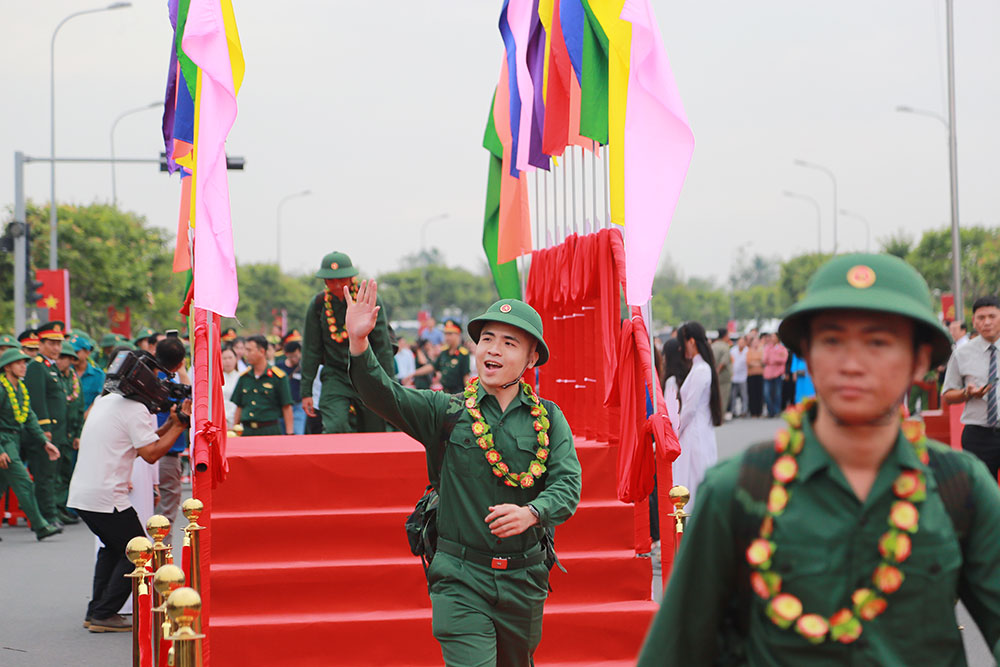 Tân binh phấn khởi chào người thân, hăng hái thực hiện nghĩa vụ.