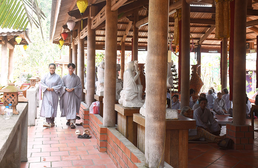 Phật tử tu tập, học đạo, cúng bái tại khu vực chánh điện của chùa Dừa.