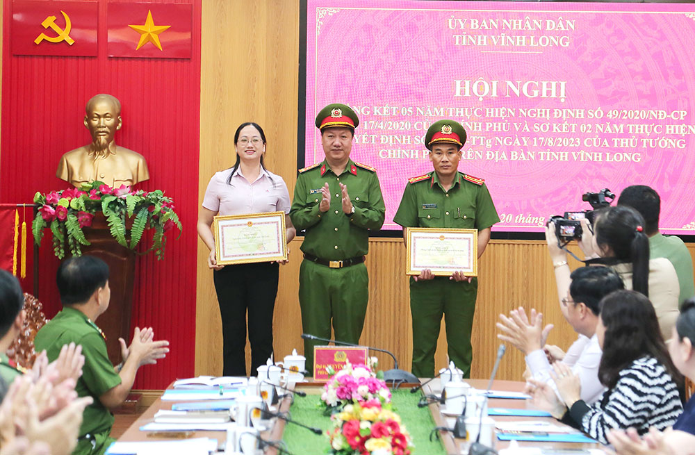 Đại tá Nguyễn Văn Hạnh - Phó Giám đốc Công an tỉnh tặng bằng khen của UBND tỉnh cho các tập thể đạt thành tích xuất sắc trong công tác thi hành án hình sự về tái hòa nhập cộng đồng và tín dụng đối với người chấp hành xong án phạt tù.