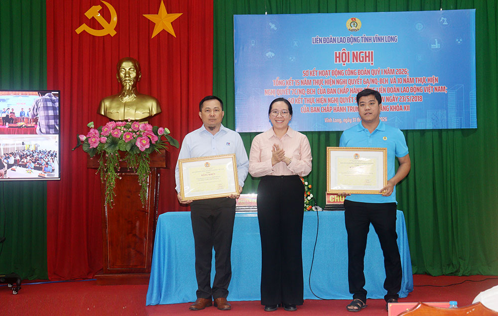 Đồng chí Nguyễn Thị Hồng Nhung - Ủy viên Ban Thường vụ Tỉnh ủy, Phó Chủ tịch Thường trực Ủy ban MTTQ Việt Nam tỉnh trao Bằng khen của Tổng Liên đoàn Lao động Việt Nam cho các tập thể và cá nhân có thành tích xuất sắc trong phong trào thi đua yêu nước năm 2025. (Ảnh: CẨM HUỆ)