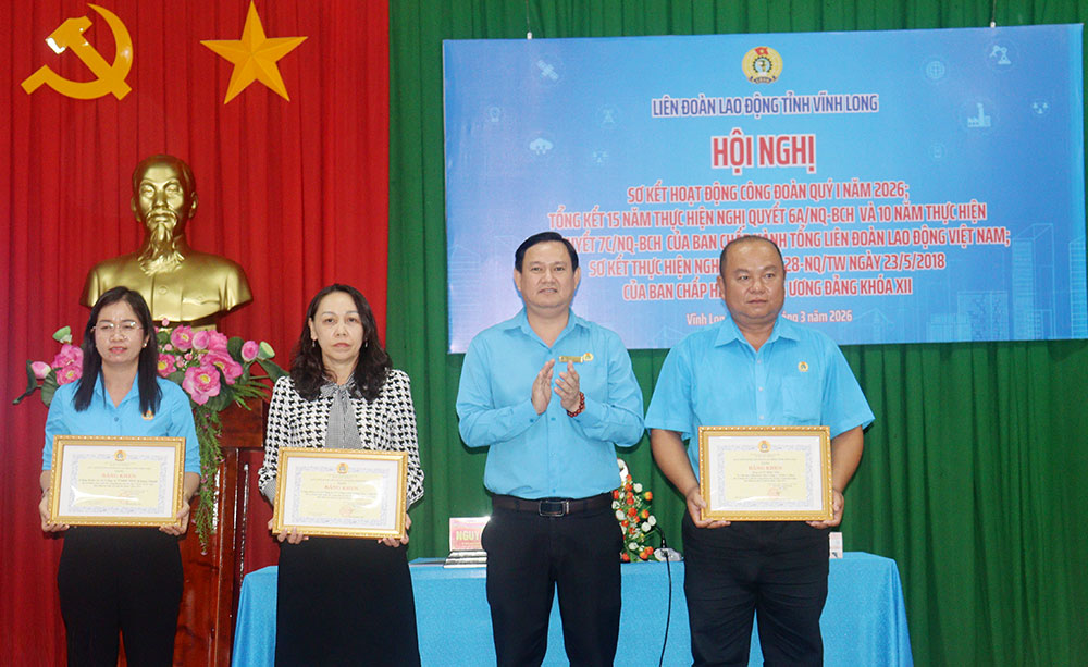 Đồng chí Nguyễn Phúc Linh - Tỉnh ủy viên, Phó Chủ tịch Ủy ban MTTQ Việt Nam tỉnh, Chủ tịch Liên đoàn Lao động tỉnh trao bằng khen của Liên đoàn Lao động tỉnh cho các tập thể, cá nhân có thành tích xuất sắc trong phong trào thi đua “xanh - sạch – đẹp, bảo đảm an toàn vệ sinh lao động” năm 2025.(Ảnh: CẨM HUỆ)